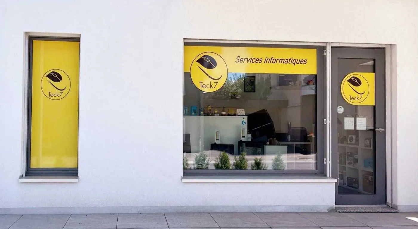 La vitrine jaune du magasin Teck7, Route de Vevey 65 à Châtel-St-Denis