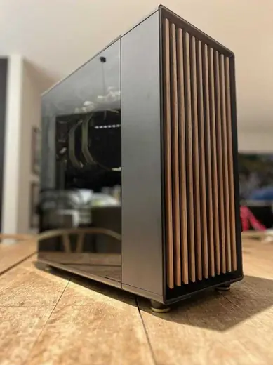 Boîtier gris anthracite à façade en lattes de bois