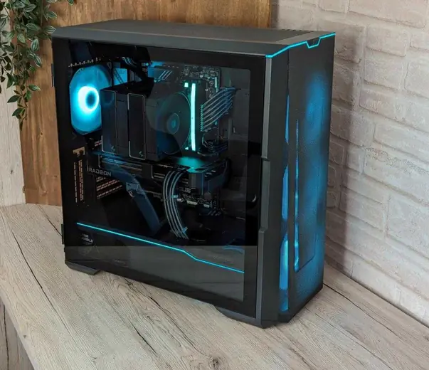 PC noir vitré aux éclairages turquoise