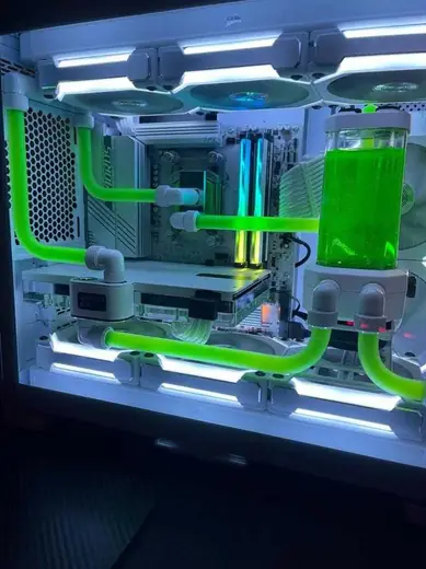 Refroidissement liquide vert fluo dans un boîtier blanc