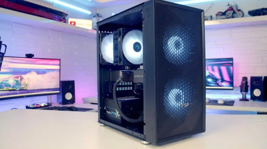 PC noir à façade grillagée et ventilateurs blancs