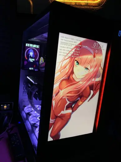 PC avec écran latéral intégré affichant les températures