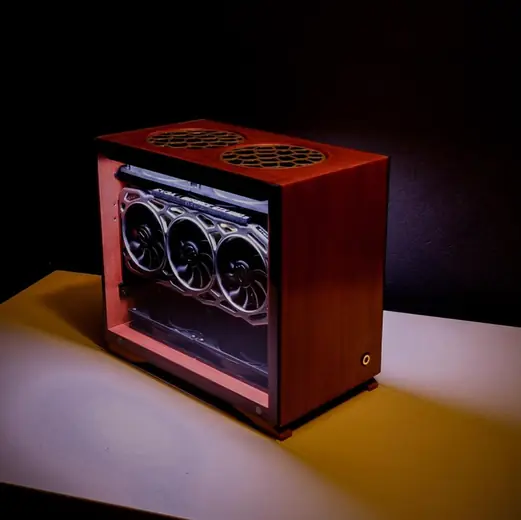 Mini PC en bois avec carte graphique apparente