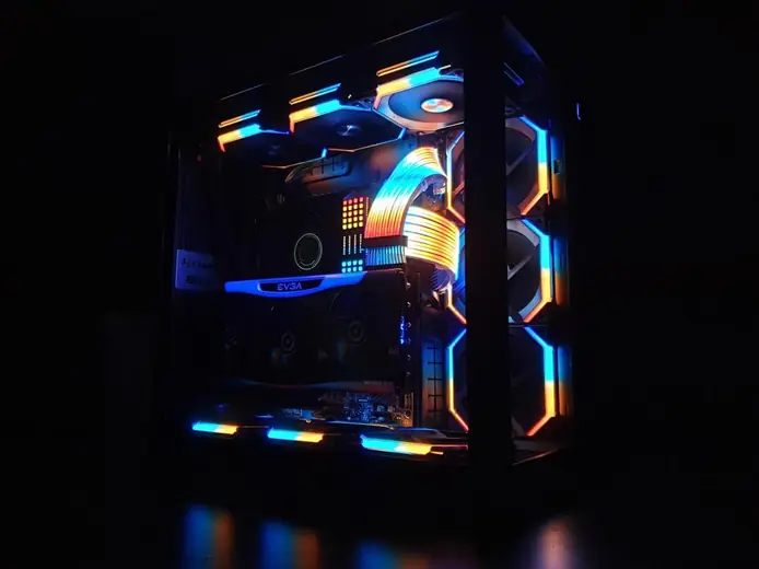 PC aux éclairages orange et bleu dans le noir